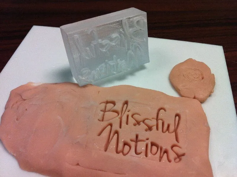 Skaidrus antspaudas su ispaudu blissful notions