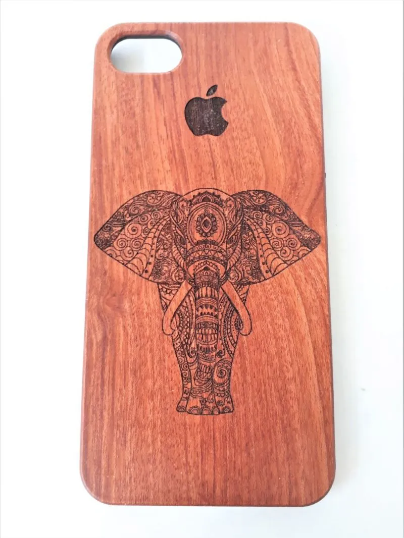 Medinis iphone dekliukas su dramblio ornamentu