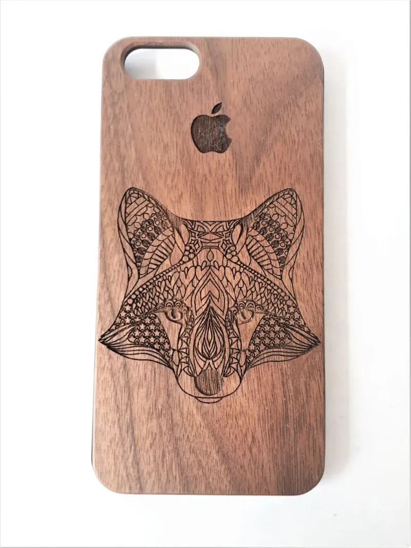 Medinis iphone dekliukas su lapes galva