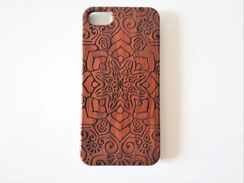 Medinis iphone dekliukas su mandala ornamentu